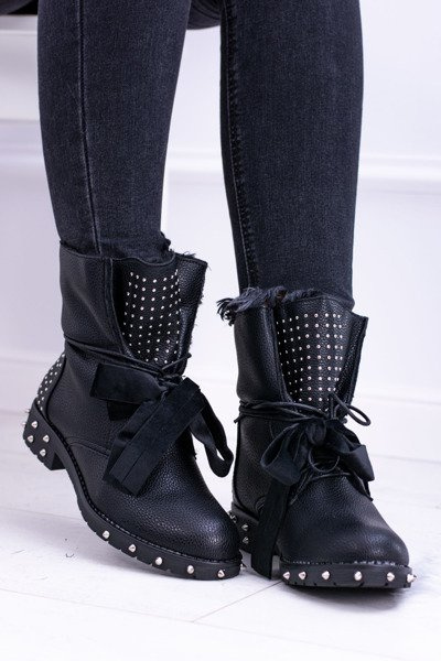 Izolované topánky žien s hrotmi a kamienkami Neso