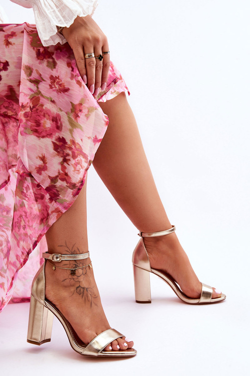 Zlaté sandále s jednotlivými podpätkami