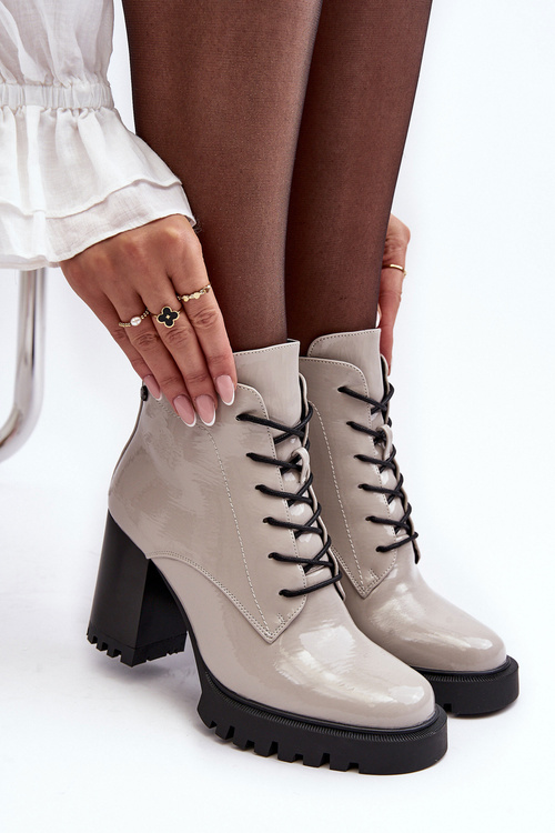 Maľované topánky na stĺpiku izolovanej svetlo šedej S.Barski MR870-54