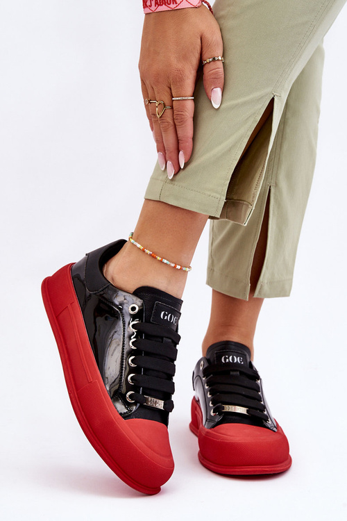 Dámske lakované tenisky na čiernej a červenej platforme Goe LL2N4021