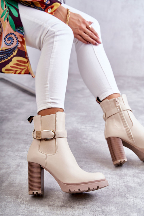 Kožené topánky na stĺpiku s dekoratívnym béžovým lakom