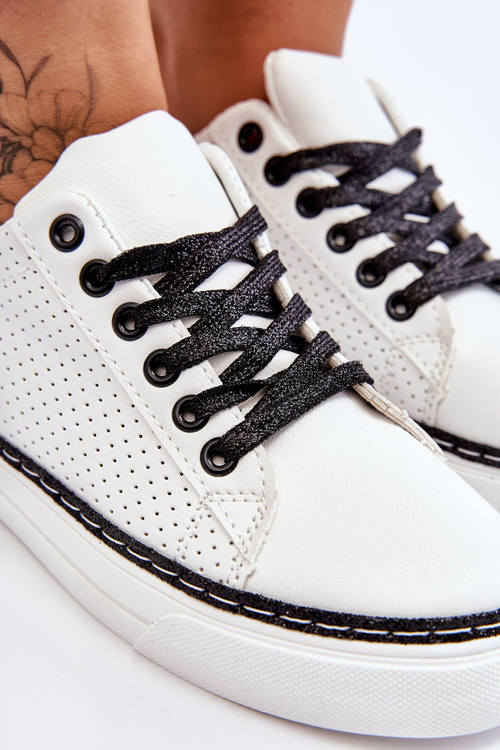 Nízke dámske tenisky s bielym a bielym perforáciou Daxton