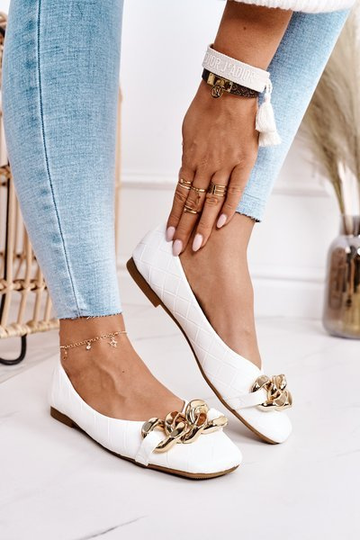Elegantné prešívané baleríny s bielym reťazcom