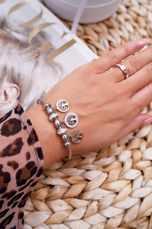 Ženské oceľové spojenie s mýtickými príveskami