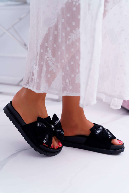 Profilované žabky žien s čiernym šťavnatým lukom