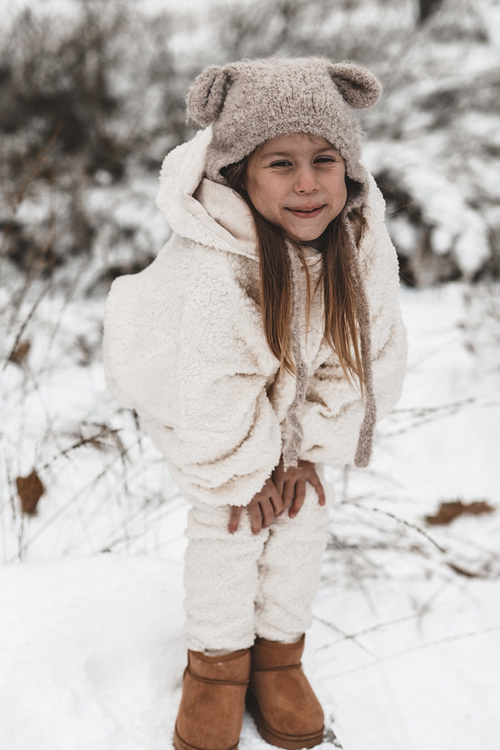 Detské snehové topánky izolované ťavou Nallita