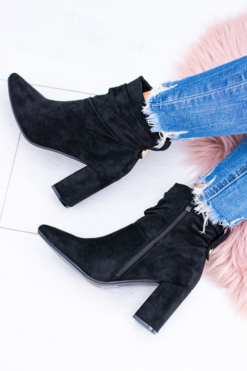 Černé semišové boty na baru Bresci