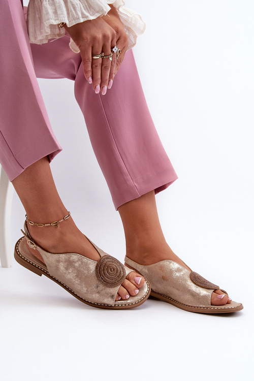 Dámske sandále s ozdobou na plochej podrážke S.Barski KV24-057 Zlaté