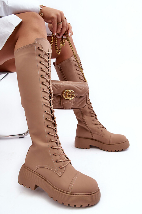 Čipky -up izolované topánky topánok pred kolenným tmavým pivom bergdis