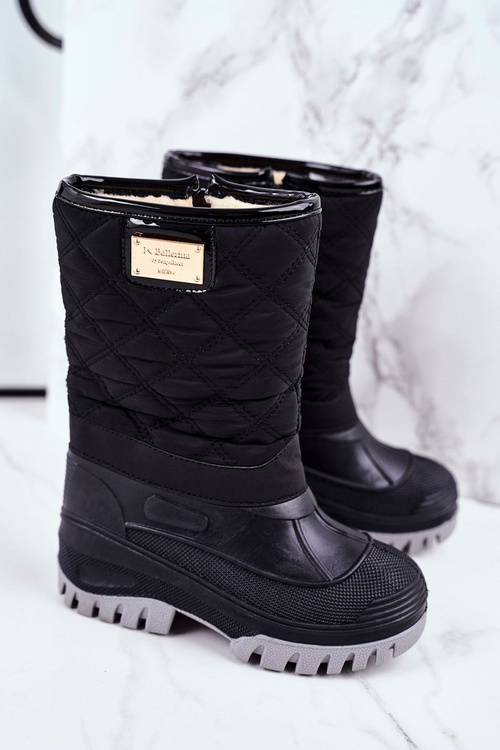 Detské snehové topánky izolované čiernou muštickou kožušinou