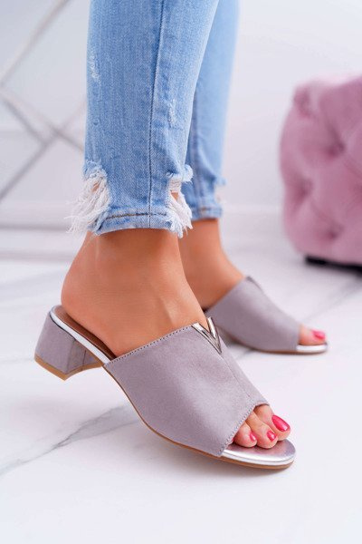 Klasické elegantné dámske svahy na brehu Grey DeMea