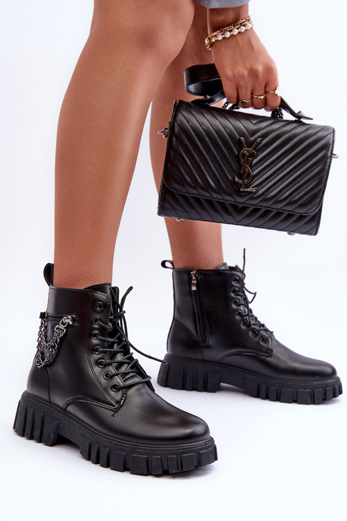 Štýloví pracovníci na čiernej platforme AMRO