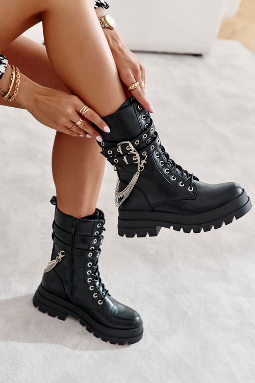 Topánky s vysokými pracovníkmi s reťazou čierneho fittera