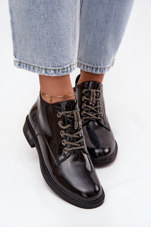 Kožené lakované dámské kotníčkové boty s ozdobným šněrováním D&A MR52-124 Černé