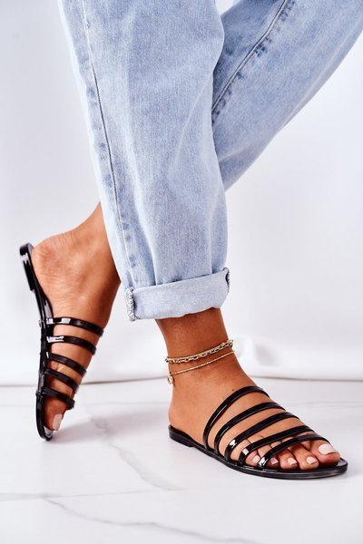 Ploché gumové klapky so mnou cestujú čierne