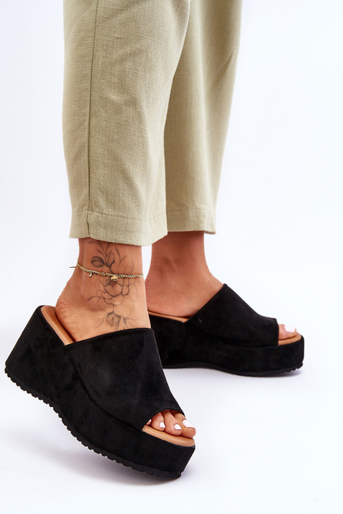 Ženské papuče na masívnej platforme Czarne Martina