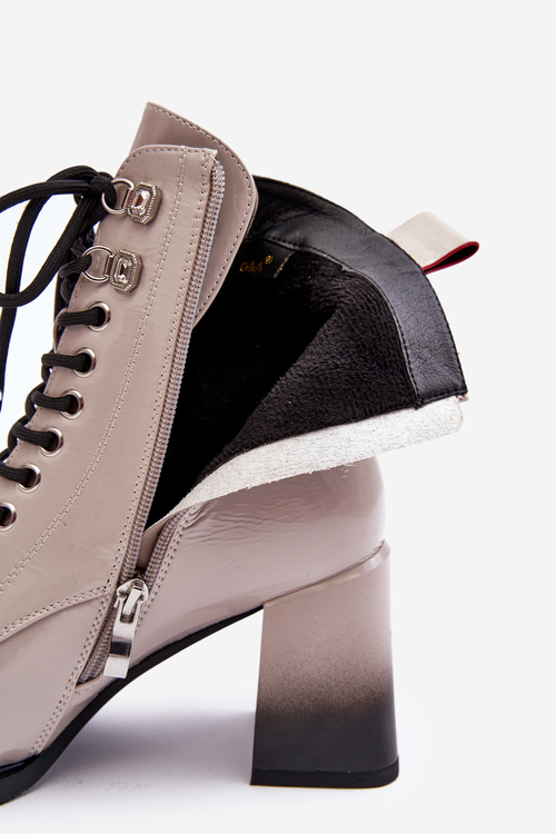 Lakierované botky na sloupku šněrovací D&A MR870-06 Světle šedá