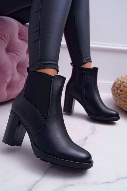 Dámske topánky na stĺpiku s čiernym milovaným hradom