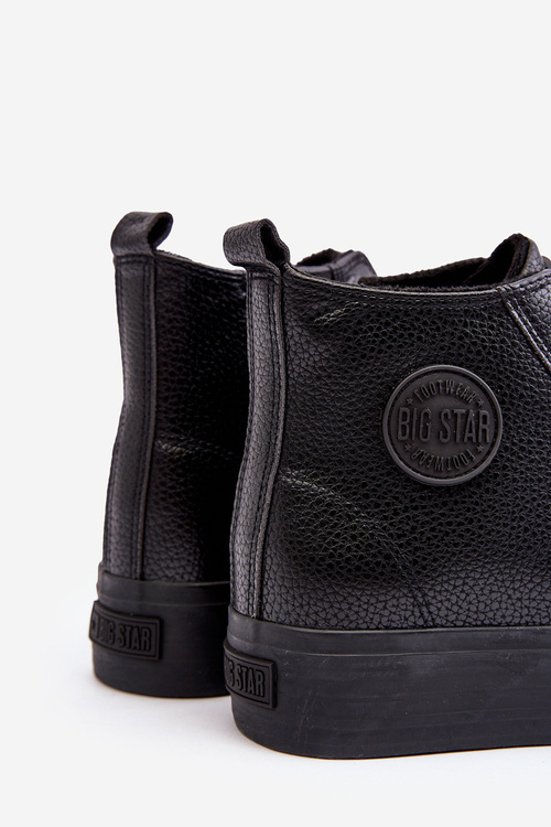 Izolované tenisky s vysokými mužmi na posúvaní čiernej veľkej hviezdy MM174065