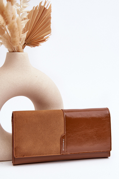 Dámska peňaženka pripevnená magnetovou hnedou harlom
