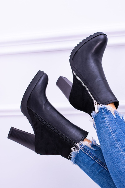 Čierne topánky na stĺpiku s hradom Ortega