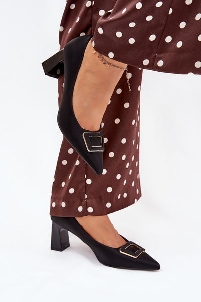 Lodičky na podpätku s ozdobnou sponou čierne Seriva