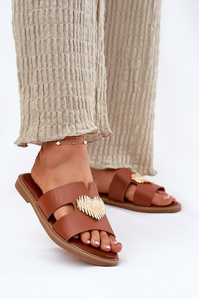 Dámske sandále na plochom podpätku so zlatou ozdobou Karinma