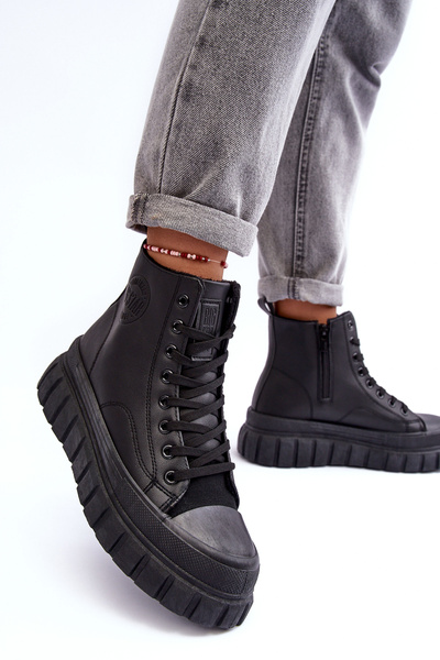 Izolované kožené tenisky pre veľkú hviezdu MM274625 čierna