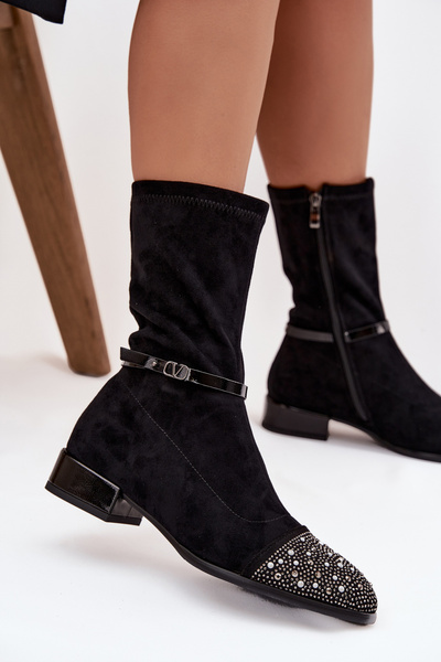 Dámske členkové topánky na nízkom opätku s ozdobou a remienkom D&A MR52-165 Čierne