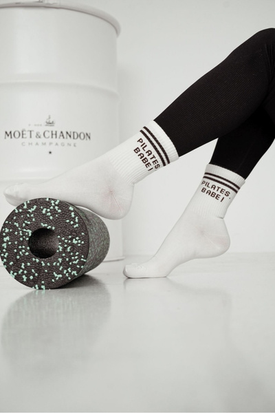 Dámske Ponožky S Hnedým Nápisom PILATES BABE Ecru