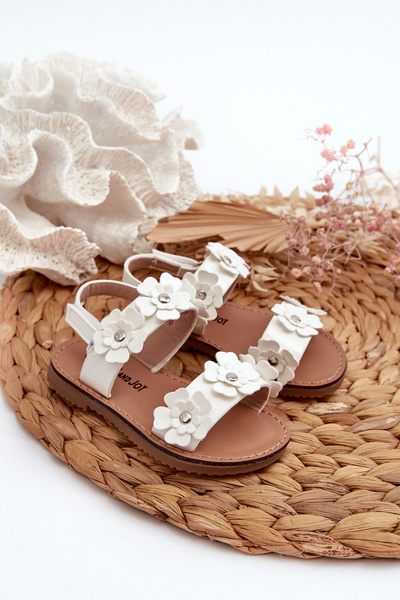 Biele lakované detské sandále zdobené kvetmi Tinette