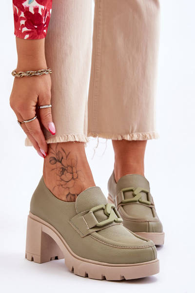Elegantné topánky na mieste s ozdobou zeleným lemarom Harmel