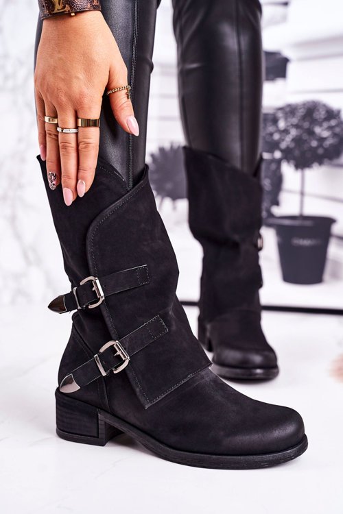 Izolované topánky žien s čiernymi svorkami