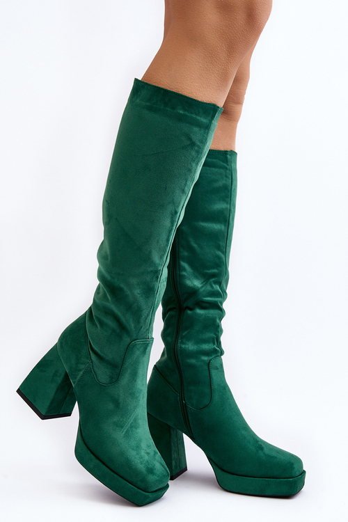 Ženské topánky izolované na masívnej zelenej päte Layaly