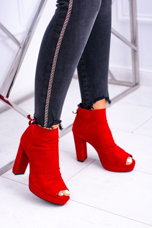 Ženské topánky na príspevku objavili prsty Red Temira